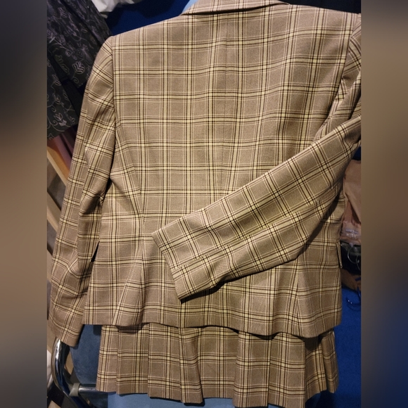 170. Tahari skirt set - Picture 3 of 6